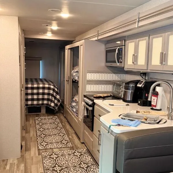 Private Cozy R/V , for your enjoyment, ξενοδοχείο σε Tamiami