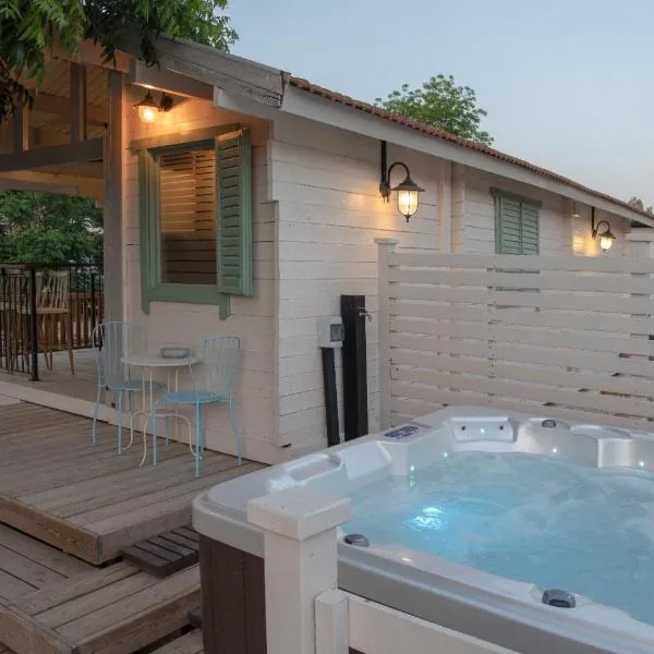 הבקתה של רינת, hotel in Me‘ona