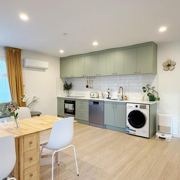 Free parking a fully renovated century old building, just a 5 minute drive to the city center Unit 4, Auckland