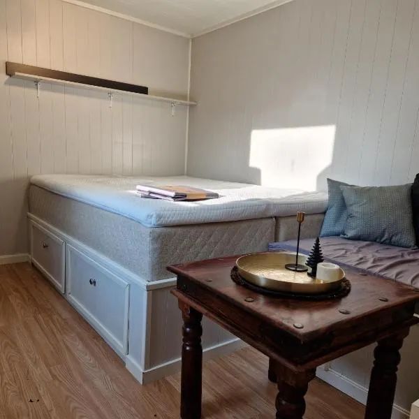 Cozy Basement Apartment in Leknes Shared & Affordable，位于莱克内斯的酒店