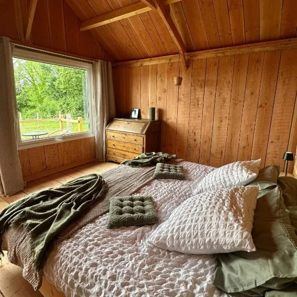 Le Refuge en bois nuit insolite en pleine Nature、Glanvilleのホテル