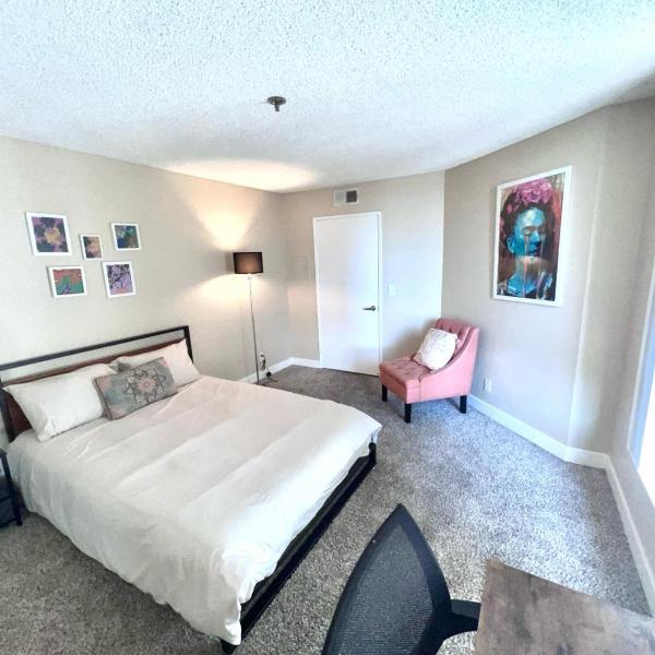 Hollywood Two bedroom & FREE Two parking spots apartment, Los Angeles