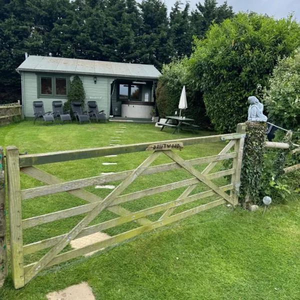 Cosy 2 BR cabin on coast private hot tub ' Driftwood ', hôtel à Stolford