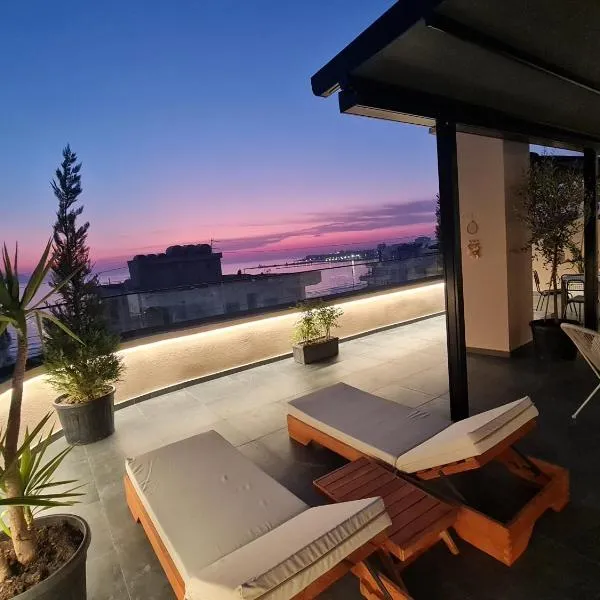 Seafront Penthouse with Sunset Views & Jacuzzi, hotel a Vlorë