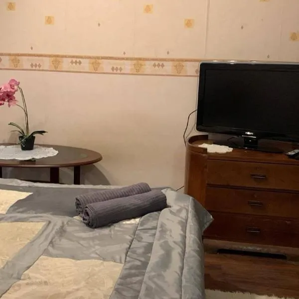 Spacious one room apartment with a balcony, Järveotsa tee 41, hotel u gradu Talin