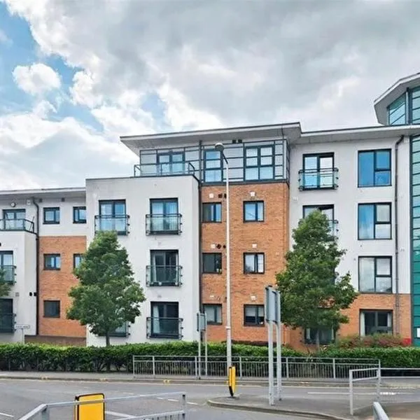 Luxury 1-Bedroom Apartment in Central Grays with Parking & Excellent Transport Links，位于Stifford的酒店