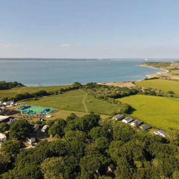 Sea view, Isle of White with decking, Thorness bay、Porchfieldのホテル