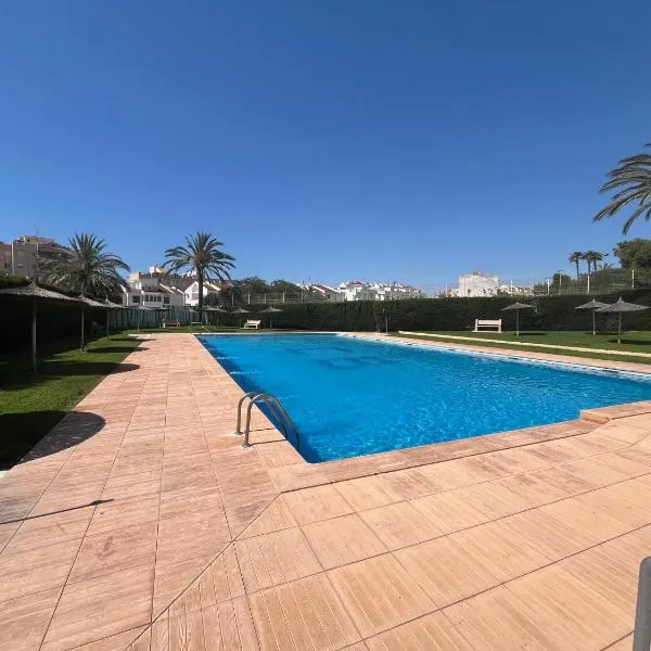 Bright 2-Bedroom Holiday Home with Pool Access in Torrevieja, hotel in Torrevieja