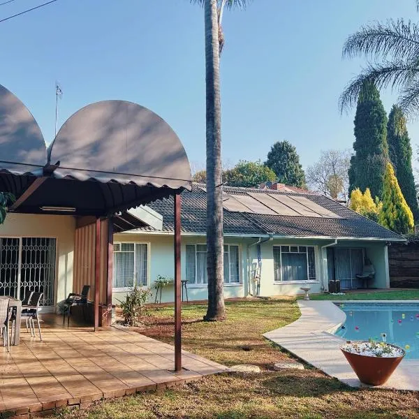 Spacious Entire House in Menlyn, Sleeps 8, Ideal for Groups, hotel in Pretoria
