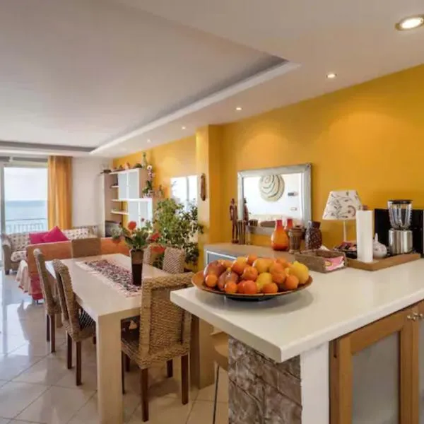 With Terrace and Lovely Sea View, hotel a Stazzo