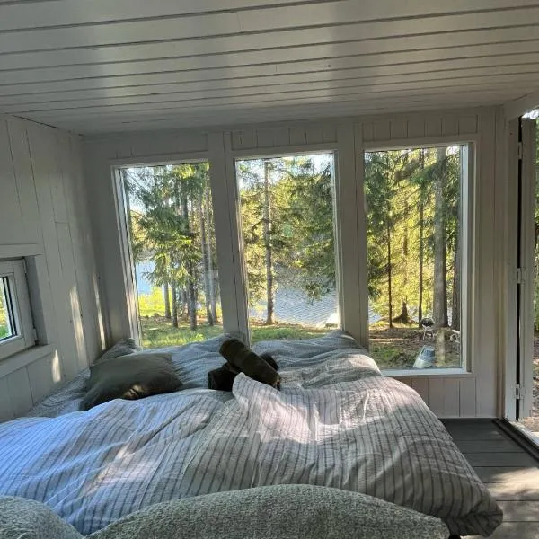 idyllisk hytte ved vannet, ξενοδοχείο σε Skien