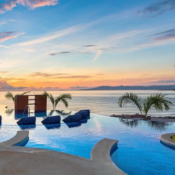 Residences by Pinnacle - Luxury 2 bed, 2 bath Romantic Zone condo, hotel v destinaci Puerto Vallarta