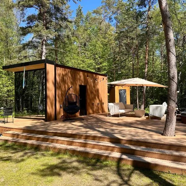 Telise TinyOne is a modern forest cabin with a cozy hot tub, hotel in Vööla