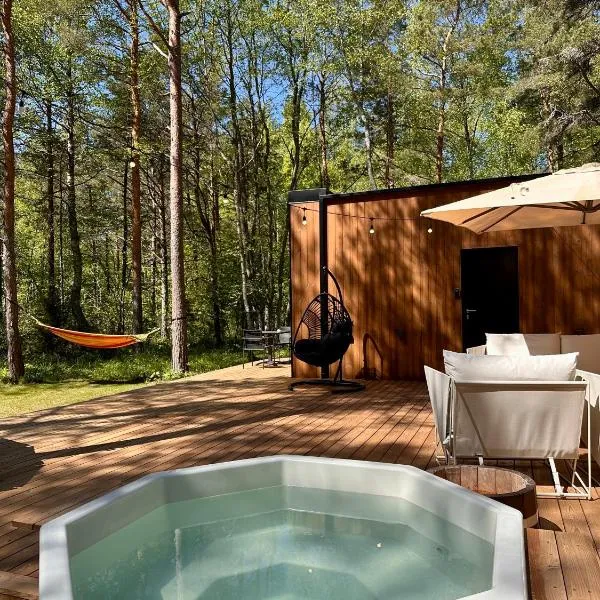 Telise TinyOne - Modern Forest Escape with Private Hot Tub，位于Vööla的酒店