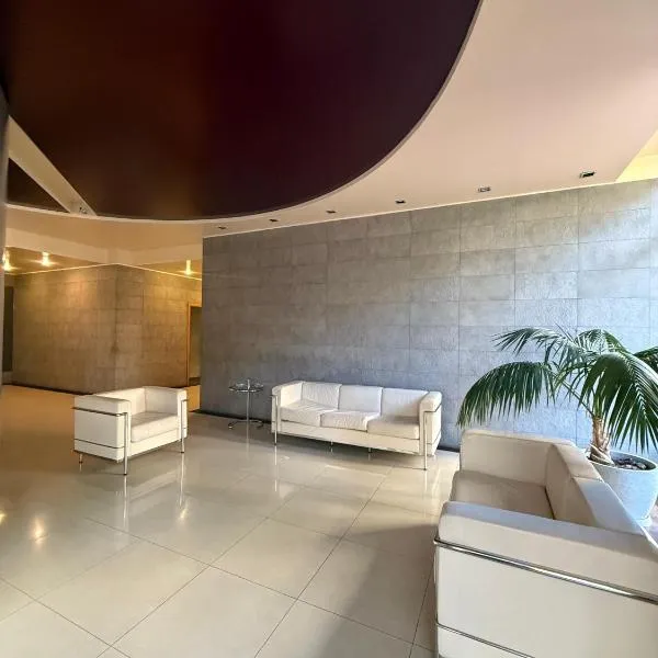 Moderno apto en Pocitos con piscina, hotel in Montevideo
