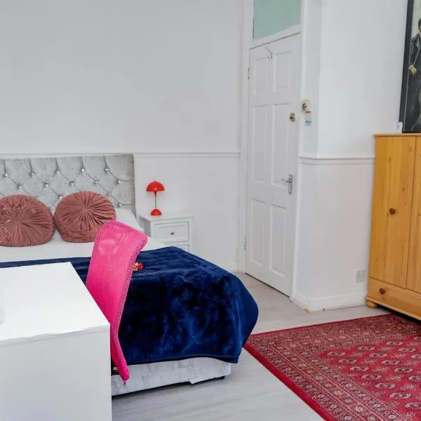 Spacious Pad - Close to Sports Village, Leigh Market, Mesnes Park - Parking - Wifi, hotel v destinaci Leigh