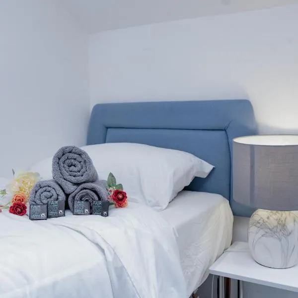 Spacious Pad - Close to Sports Village, Leigh Market, Mesnes Park - Parking - Wifi, Hotel in Leigh