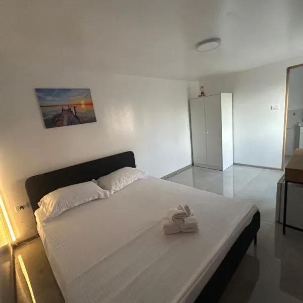 Tiny Hub, hotel in Costinesti