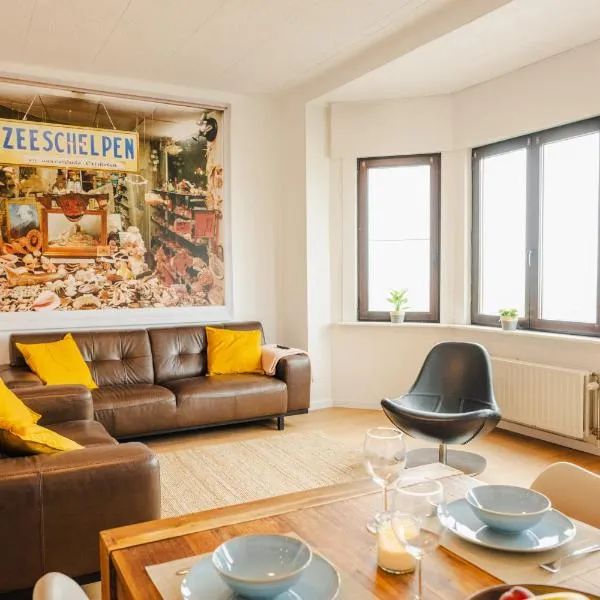 Apartment - frontal sea view, hotel in Ostend