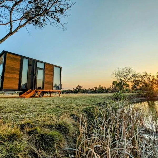 Turtle Island Lakeside Tiny House by Tiny Away, hotel in Toogoom