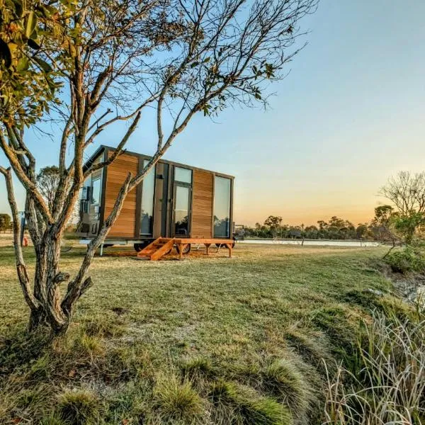 Turtle Island Lakeside Tiny House 2 by Tiny Away, hotel in Toogoom