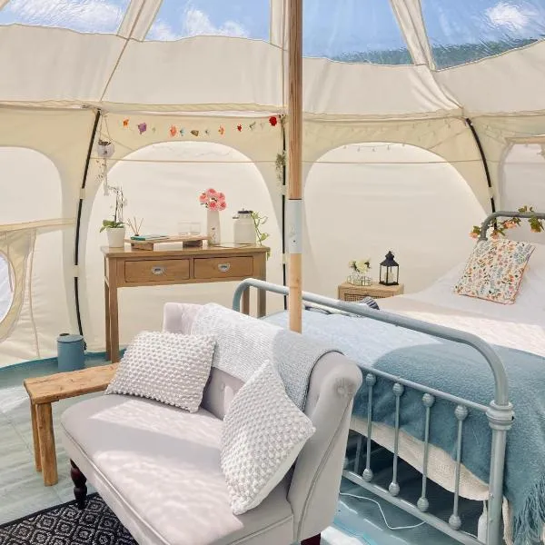 Luxury Stargazing Glamping - Seren Hardd with Hot Tub, hotel in Llanidloes