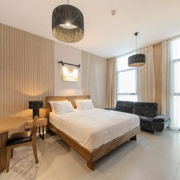 Private Luxury Home Sleeps 3 Pool Access, hotel em Sharjah Intl