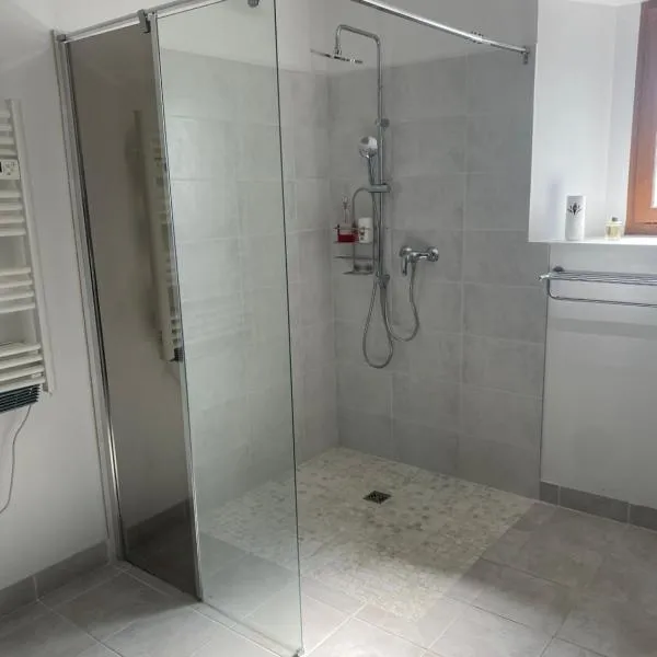 Maison calme à la campagne, hôtel à Cléré-les-Pins