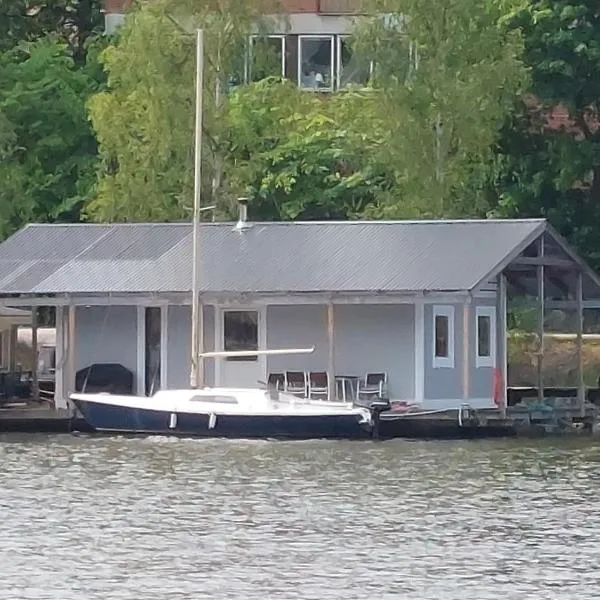 Green husbåt, hotel i Södertälje