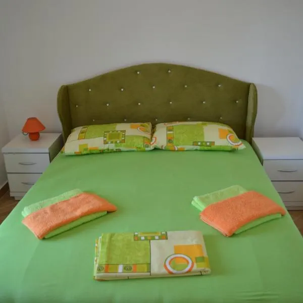 Apartments Coso Zlatne njive bb, hotel v destinaci Kotor