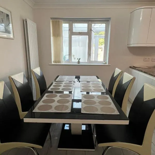 Spacious 4 bed Farnborough AirShow, hotel a Farnborough