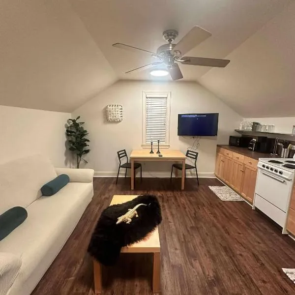 Trendy-attic at rice village, hotel v destinaci Houston