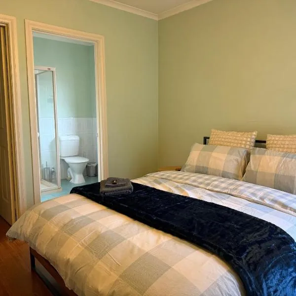 Private Rooms in Bentleigh 1 min to Train Station, Cafes and close to Monash Uni, hotel in Melbourne