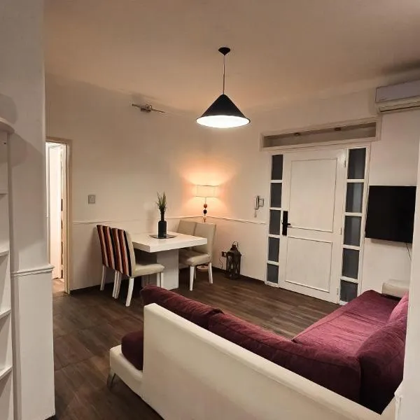 Cómodo departamento 2 dormitorios con jardín sobre Avenida Libertador, hotel in San Juan