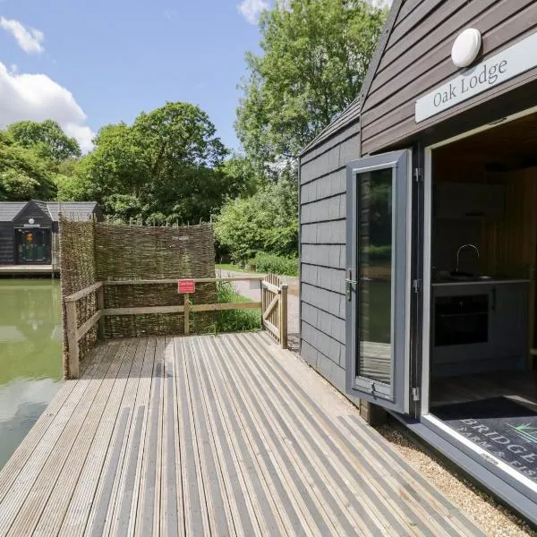 Oak Lodge At Bridge Lake Farm & Fishery, hotel in Banbury