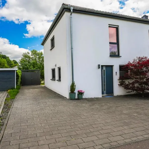 Glückshälfte - Moderne Haushälfte mit XXL-Parkplatz, Bike-Storage & Garten nahe Trier, Hotel in Föhren