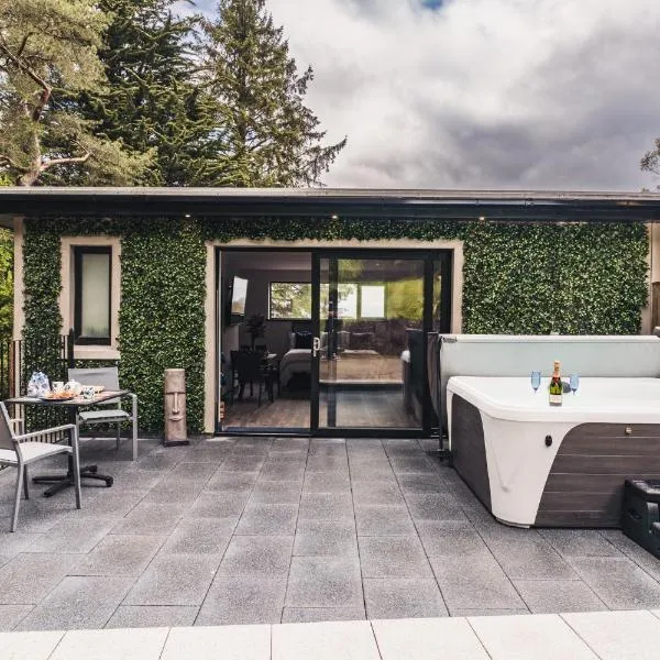 Luxury studio with HOT TUB and Stunning Gardens, hotel in Macosquin