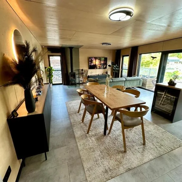 Houseboat with touch of luxury, khách sạn ở Jarovce