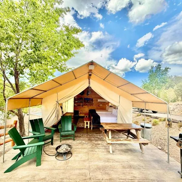 Glamping Tent #4 with Heat AC and Private Bath, hotel in Orderville
