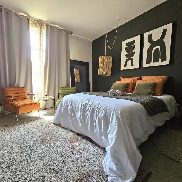 La Maison de Lyna - Suites de charme intra-muros avec parking & autonomie, hotel v destinaci Aigues-Mortes