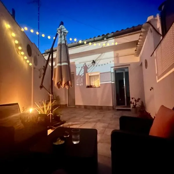Apartamento independiente con parking privado gratuito y terraza de ensueño junto al Teatro Romano, hotel in Merida