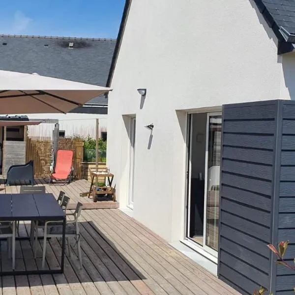 St Gildas de Rhuys - Maison 10 personnes avec 5 chambres, 900 m plage et 500 m centre bourg, Hotel in Saint-Gildas-de-Rhuys