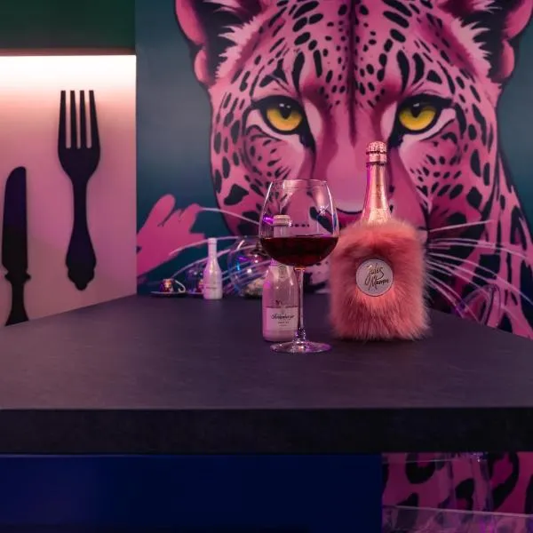 Golden Fish in Jungle Jacuzzi Sauna Sarajevo, hotel en Sarajevo