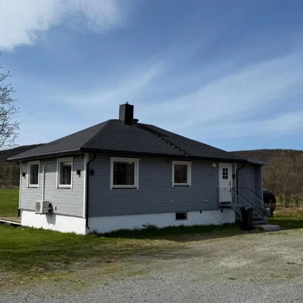 Koselig hus i sentrum av Olderfjord, hôtel à Russenes