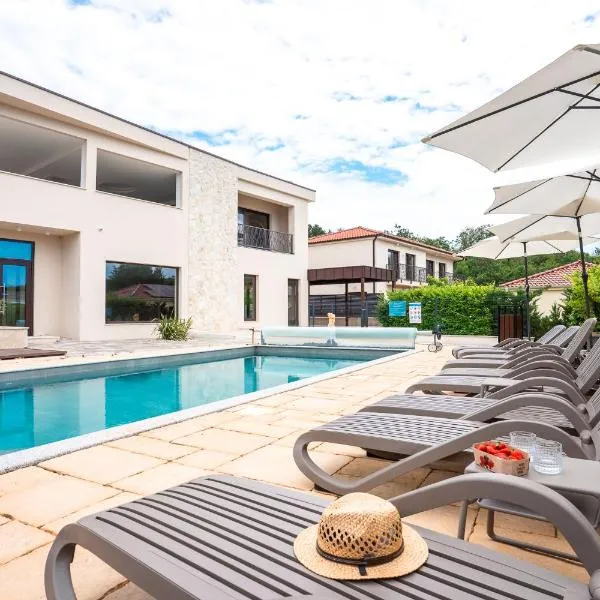 VSG Resort - Apartments 200m from Beach, Pool, Sauna & Jacuzzi, hotel in Klimno