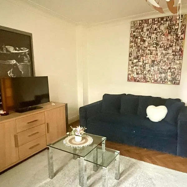 Lausanne superb 2 rooms apartment on the ground floor，位于洛桑的酒店