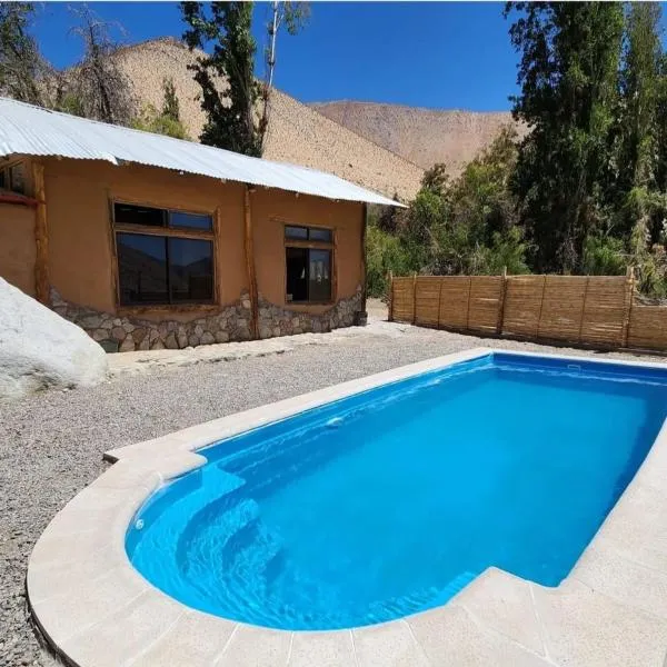Cabaña con piscina privada, hotel v mestu Paihuano