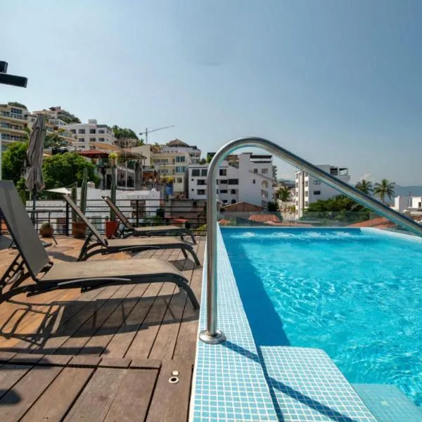 Stylish Unit with Rooftop Pool, Walk to Beach and Malecon, ξενοδοχείο σε Puerto Vallarta