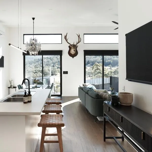 PISTE LUXURY CHALET - THE PETITE - Oaks Lake Crackenback Resort, Hotel in Crackenback