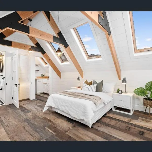 A Majestic Victorian Private Rear Access Quarters, hotel in Melbourne